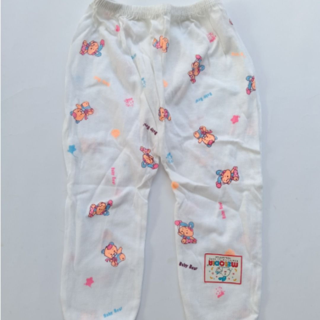 Celana Panjang Bayi Tutup Kaki Newborn Motif SNI 0-6 Bulan Dasar Putih (Kategori: Baju Bayi) berada di Tangerang. Dikirim oleh evelynyunitaa (ID iklan 1382544208, Gambar 2). Deskripsi: Cuci Gudang Barang Baru Habisin Stok, Yuk Buruan Di Order :) Panjang celana 37 cm Lebar pinggang 15 cm bisa melar sampai 30 cm - Dapat digunakan untuk anak usia 0-6 Bulan - Harga yang tertera untuk 1 pcs ya kak - Cocok untuk kado teman, kerabat, kolega, tetangga, d