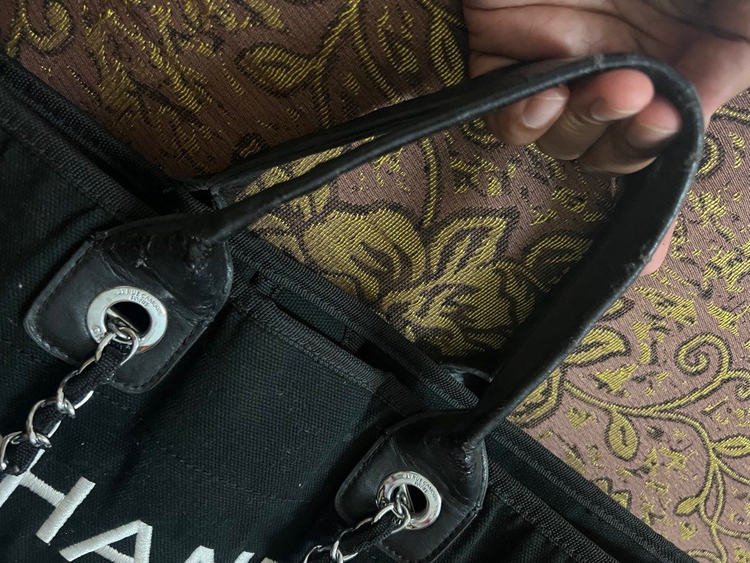 chanel bundle (Category: Bags & Wallets) located in Mersing. Submitted by daniahahmad (Listing ID 1382591949, Image 3). Description: Beg bundle chanel.