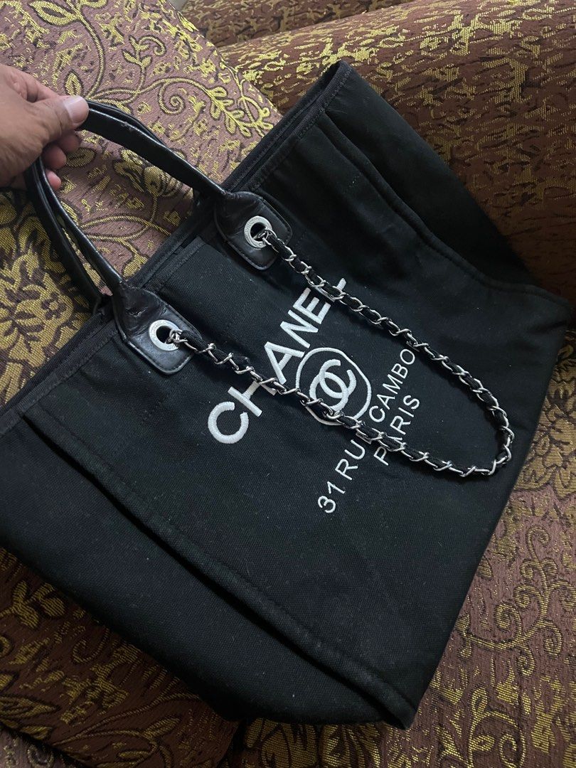 chanel bundle (Category: Bags & Wallets) located in Mersing. Submitted by daniahahmad (Listing ID 1382591949, Image 1). Description: Beg bundle chanel.