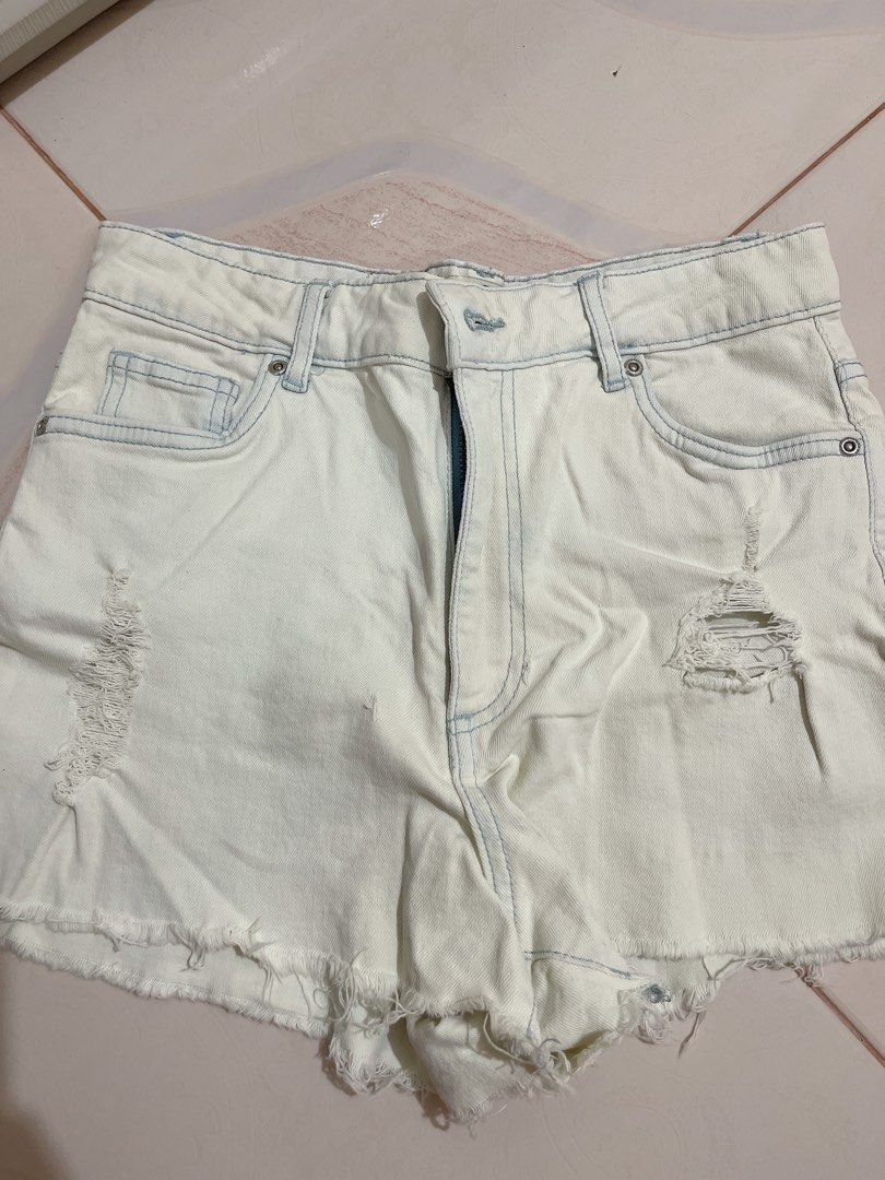 Cotton on Highwaisted Frayed Short (Category: Shorts) located in Bustos. Submitted by amcsantos_ (Listing ID 1382614149, Image 2). Description: Denim Fabric Stretchable Light Denim Size: 27 .