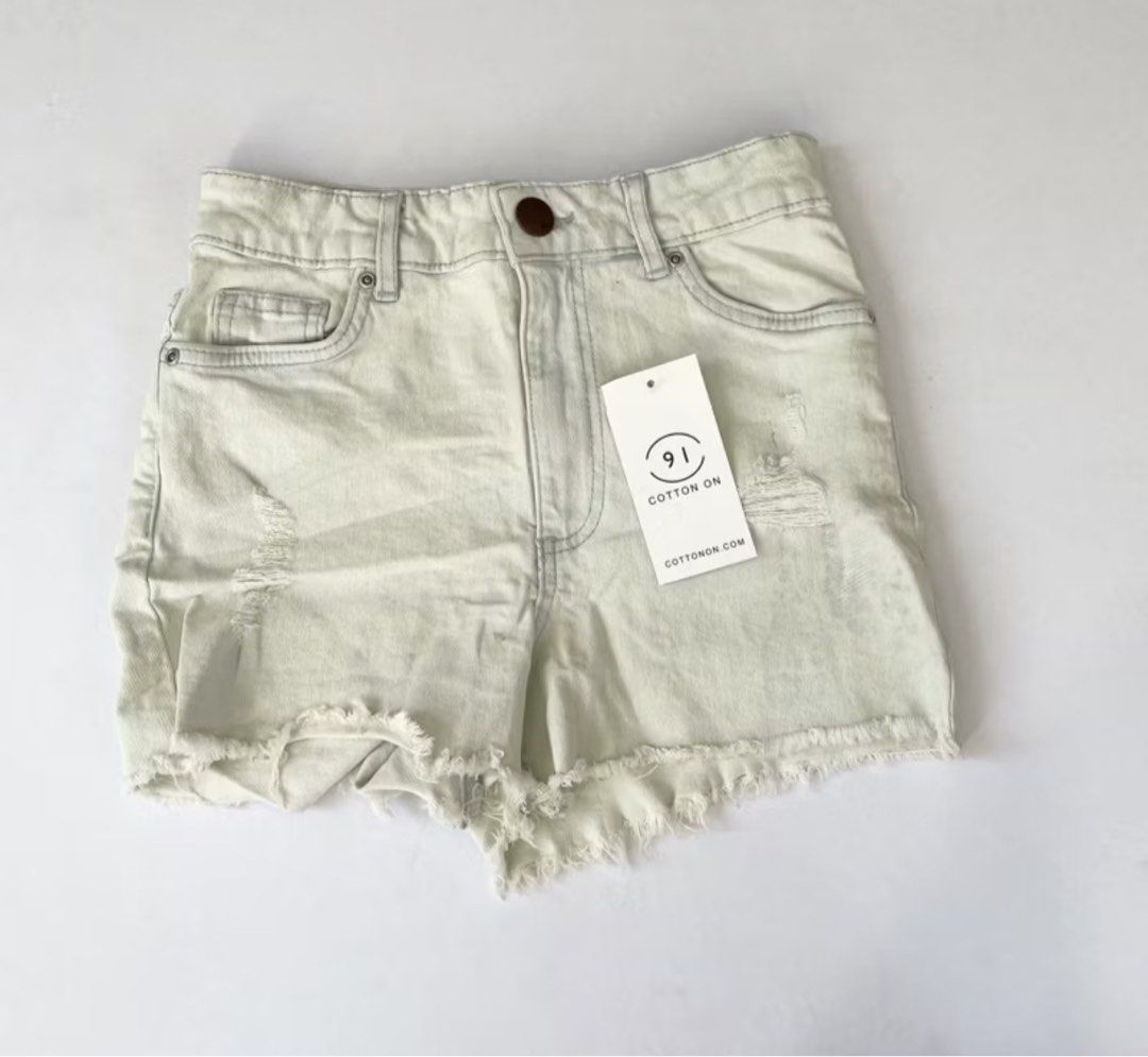 Cotton on Highwaisted Frayed Short (Category: Shorts) located in Bustos. Submitted by amcsantos_ (Listing ID 1382614149, Image 1). Description: Denim Fabric Stretchable Light Denim Size: 27 .