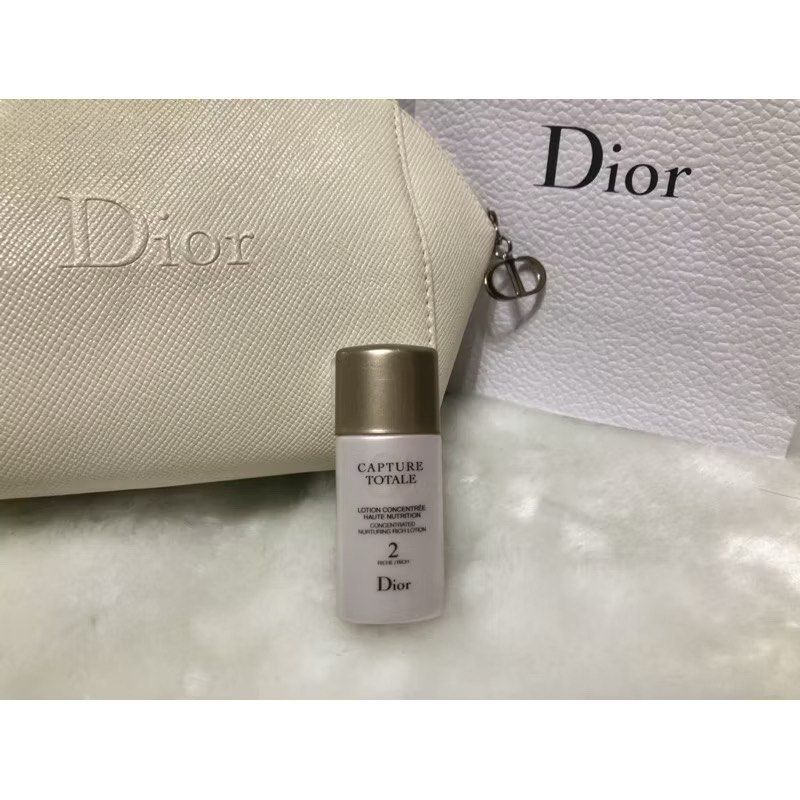 由 lindakiss (刊登 ID 1382538493，圖片 3) 提交，位於 台北市 (Taipei) 的 Dior 迪奧逆時完美再造出國旅行組/迷你組 ✈️ 情人節禮物🎁 (類別：護膚、清潔產品)，說明：1️⃣逆時完美再造化妝水15ml 2️⃣ 逆時完美再造乳霜15ml $1020 3️⃣ 夢幻美肌萃3ml $340 （已售出）4️⃣ 逆時完美再造粉底液3ml $380 正品 #全新 #未拆封 #原價將近$2000。