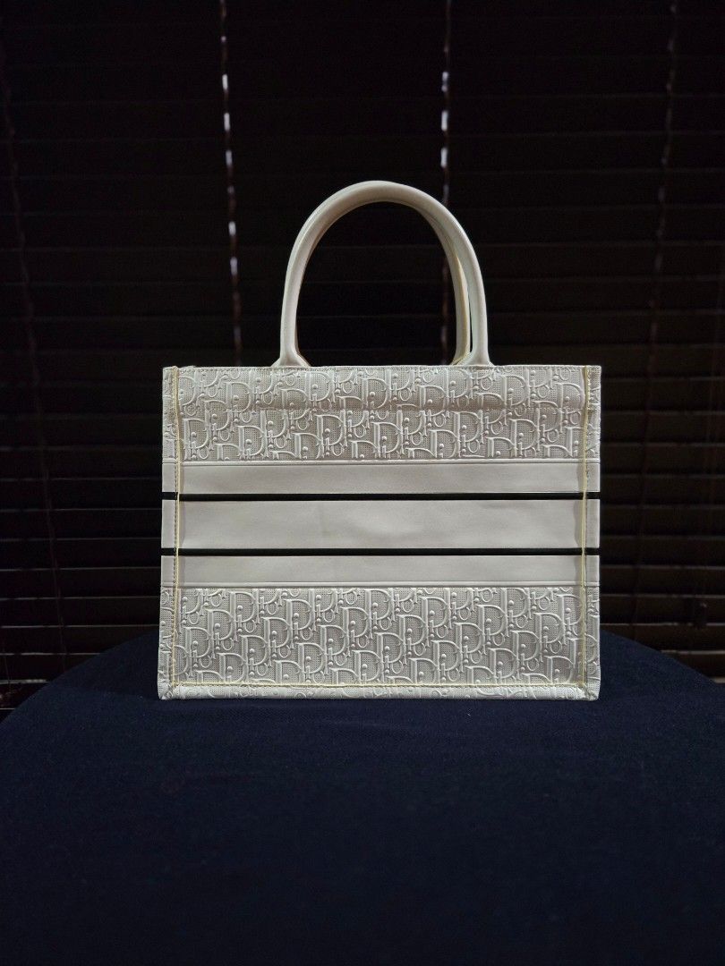 Dior Leather Booktote (Category: Luxury Bags & Wallets) located in Paranaque City. Submitted by dclutterqueen (Listing ID 1382598934, Image 2). Description: Dior White Oblique Embossed Calfskin Leather Booktote (Medium size) 💯 Genuine Leather 🇯🇵 Acquired preloved from Japan 🏍 Metro Manila and nearby areas only serviceable by Lalamove, Grab Express and similar couriers.