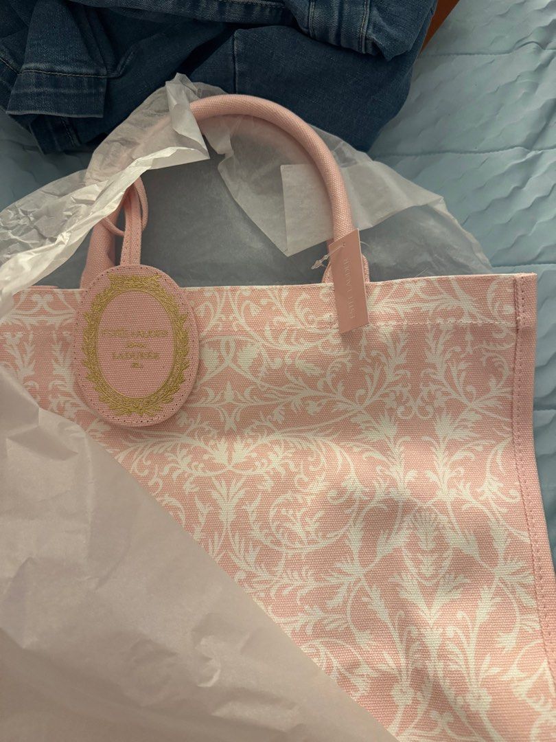 Estee Lauder Canvas Tote Bag (Category: Tote Bags) located in Quezon City. Submitted by cessdecluttering (Listing ID 1382667661, Image 1). Description: .