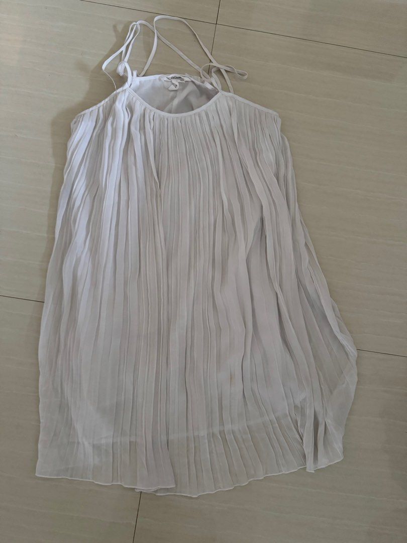 Excellent condition Bcbg pleated dress size small in white P1,200 (Category: Dresses) located in Muntinlupa City. Submitted by shophen (Listing ID 1382586655, Image 2). Description: .