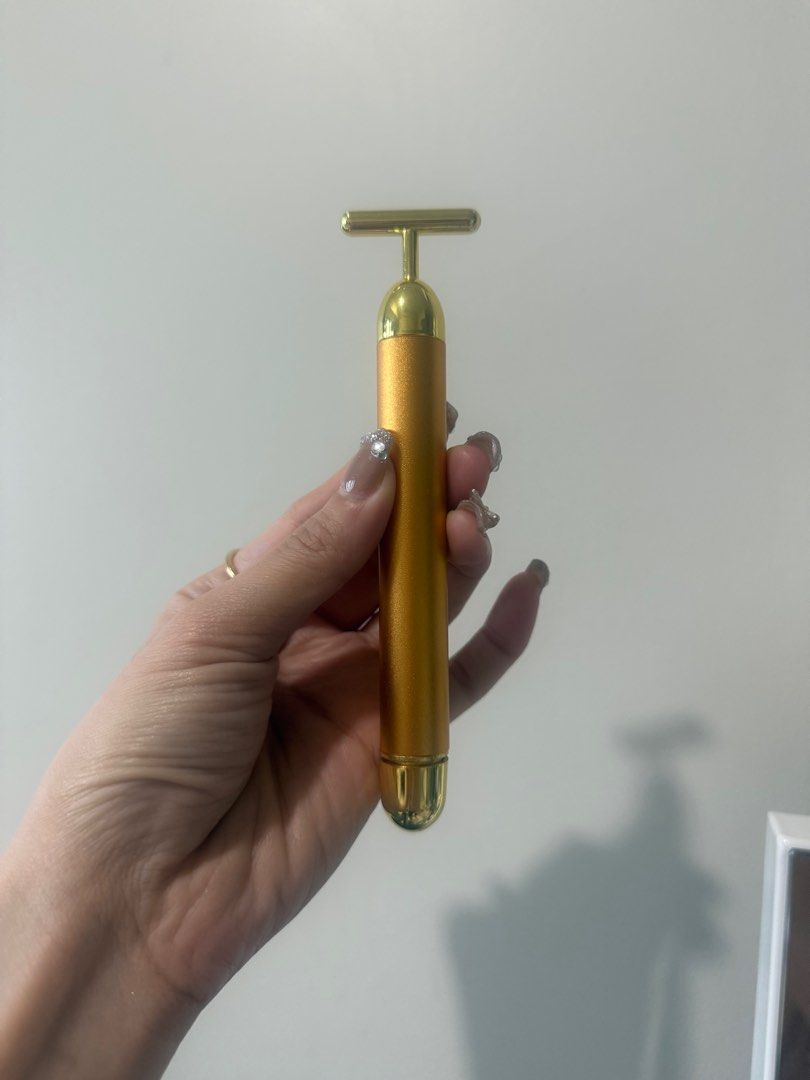 Facial massager (Category: Massage Devices) located in Makati City. Submitted by gel09 (Listing ID 1382528387, Image 1). Description: No battery. Nadoble ang bili.