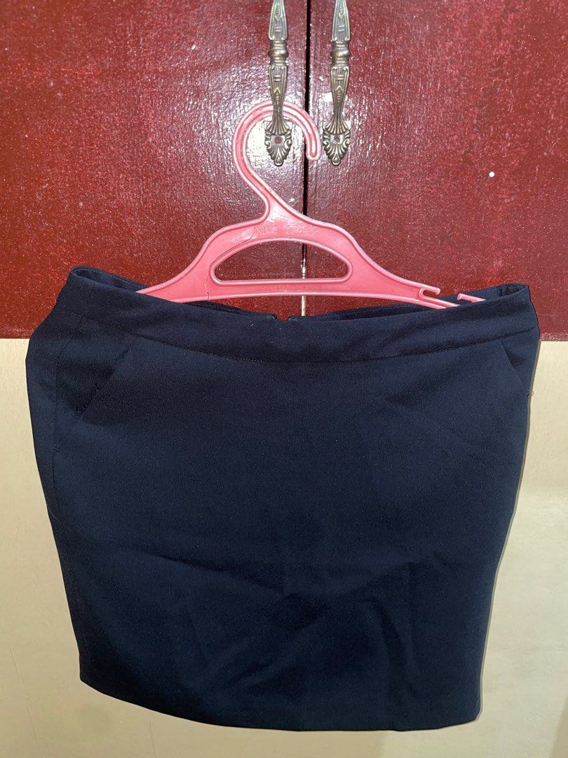 G2000 Black Formal skirt (Category: Skirts) located in Marikina City. Submitted by calimagsofia (Listing ID 1382577061, Image 1). Description: Perfect for any semi casual attire!! still in good condition ✨.