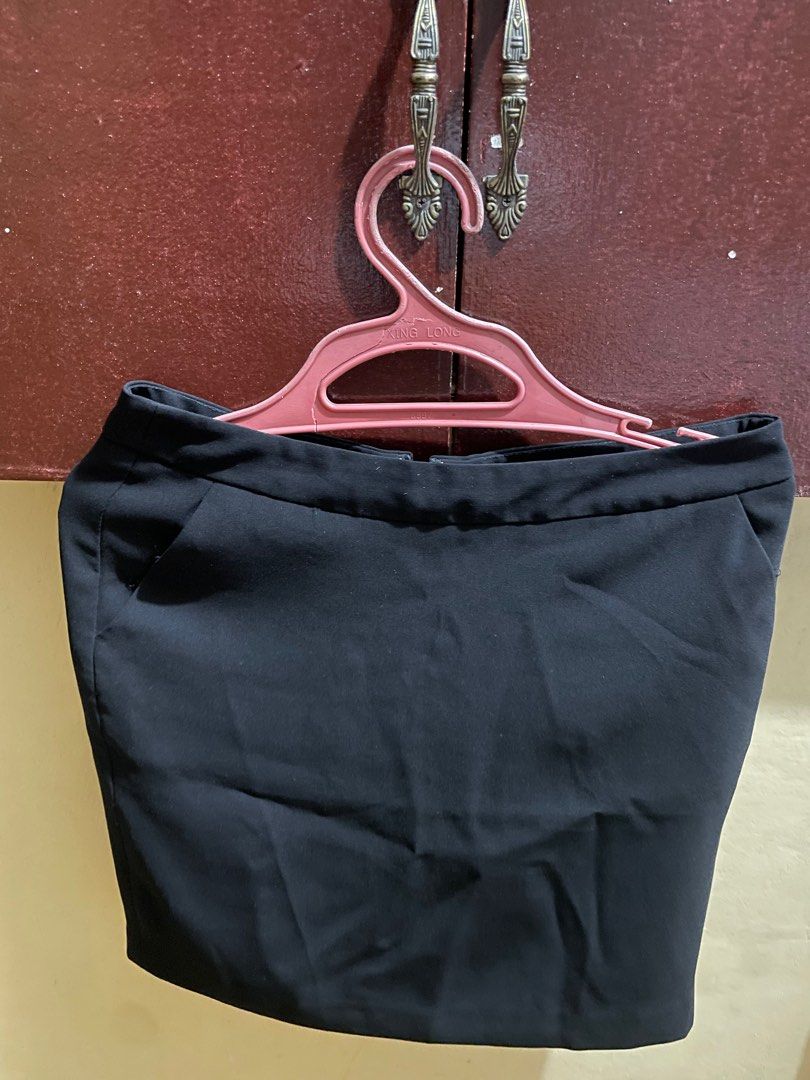 G2000 Black Formal skirt (Category: Skirts) located in Marikina City. Submitted by calimagsofia (Listing ID 1382577061, Image 2). Description: Perfect for any semi casual attire!! still in good condition ✨.