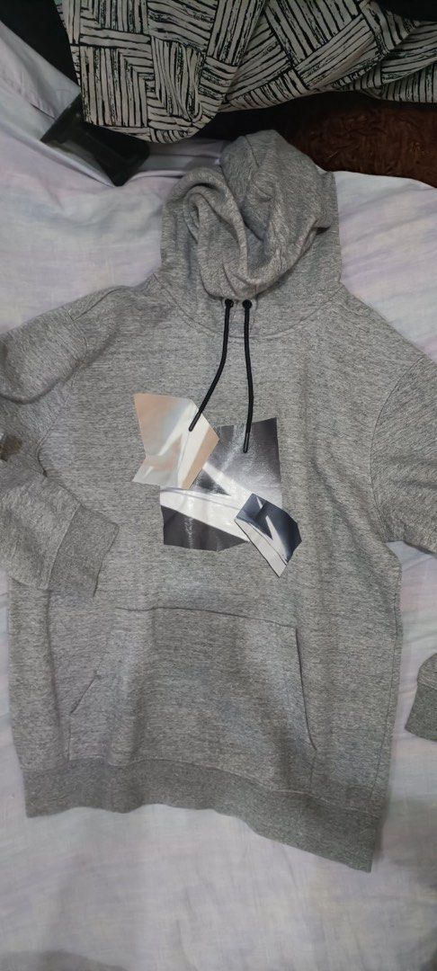 H&M Hoodie 300+shipping (Category: Coats, Jackets and Outerwear) located in Caloocan City. Submitted by roukuuu (Listing ID 1382551392, Image 1). Description: .