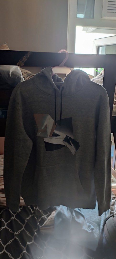 H&M Hoodie 300+shipping (Category: Coats, Jackets and Outerwear) located in Caloocan City. Submitted by roukuuu (Listing ID 1382551392, Image 2). Description: .