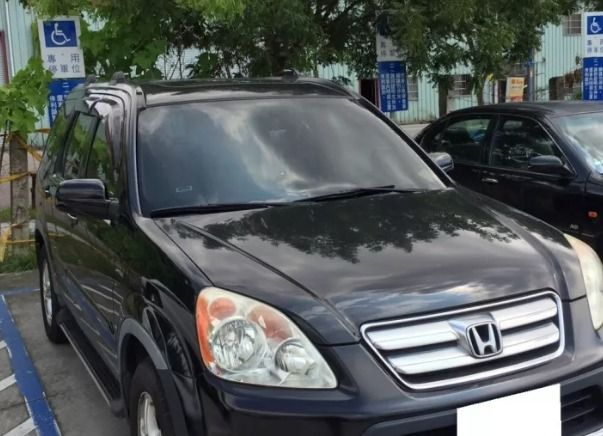 由 yanxiuman (刊登 ID 1382556078，圖片 3) 提交，位於 桃園市 (Taoyuan) 的 Honda CR-V 2005款 黑色 全廠認證車 車商勿擾 (類別：汽車出售)，說明：🎶顏色：黑色 🎶排氣量：2.0L 🎶出廠：2005 🎶行駛里程：20萬公里 安全氣囊 ABS防鎖死 👍最有公信力的認證 👍車況與認證表不符 , 退車並全額退費 👍車況及里程公開化 👍檢定報告 🧸因車價划算、車況認證，詢問人數多，請提前預約看車 🎀我也可為您尋車!告訴我您的需求與預算，讓我為您圓夢 ✅可分期 ✅可貸款✅車換車 🎀貸款配合/協助分期 ⚠️車商販售 非自售 請車行勿擾⚠️ 🉑全台北中南皆有服務據點 歡迎私訊預約賞車 🎊請提前私訊預約賞車 🎊請提前私訊預約賞車 🎊請提前私訊預約賞車 全廠認證車 車商勿擾 滿小姐:0️⃣9️⃣0️⃣5️⃣3️⃣6️⃣1️⃣0️⃣5️⃣5️⃣ (歡迎私訊)。
