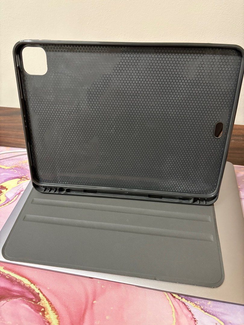 iPad Pro 11 inch - Folio Case (Category: Cases & Sleeves) located in Quezon City. Submitted by ricardo7_ (Listing ID 1382641687, Image 3). Description: Like new iPad Pro 11 Folio case. Good condition. .