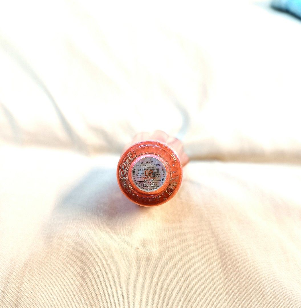 由 wunsing (刊登 ID 1382644038，圖片 2) 提交，位於 高雄市 (Kaohsiung) 的 jillstuart nail lacquer R 02號 日本 jill stuart亮粉指甲油02 吉麗絲朵指彩蜜02號 10ml (類別：美甲、手部保養)，說明：日本購入，剩量至少還有8分滿以上 擦起來是透明果凍感有亮片的西瓜粉很可愛 久放便宜賣，瓶身很美可當收藏品擺放。