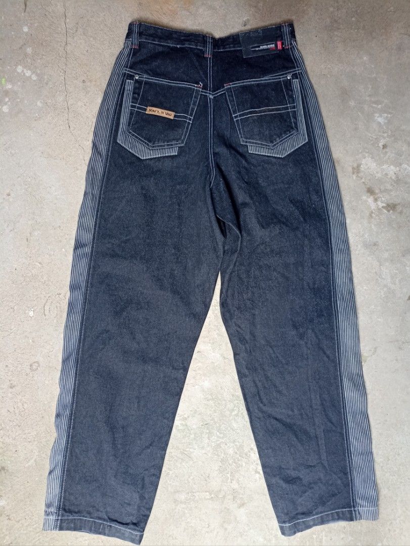 KARL KANI Baggy Jeans (Category: Jeans) located in Calbayog City. Submitted by phantomthiftstore (Listing ID 1382528397, Image 2). Description: Excellent condition Dead stock Size in inches: 32 width 46 length 14 thigh 9.5 leg opening.