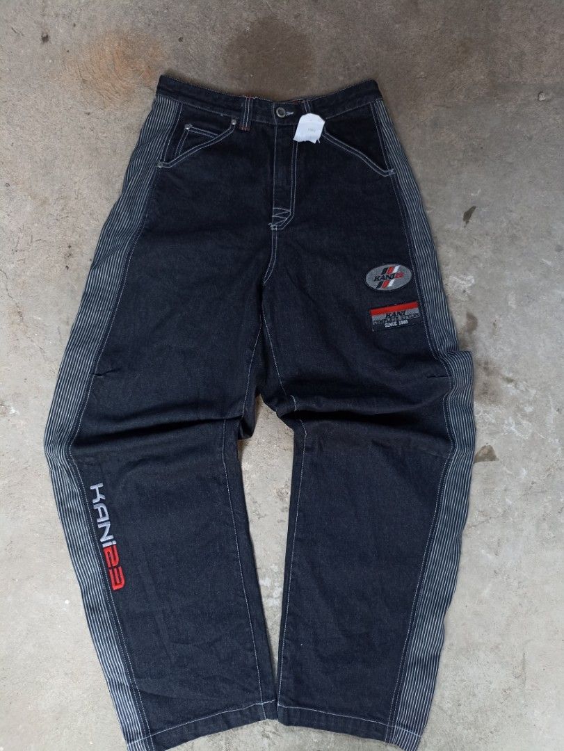 KARL KANI Baggy Jeans (Category: Jeans) located in Calbayog City. Submitted by phantomthiftstore (Listing ID 1382528397, Image 1). Description: Excellent condition Dead stock Size in inches: 32 width 46 length 14 thigh 9.5 leg opening.