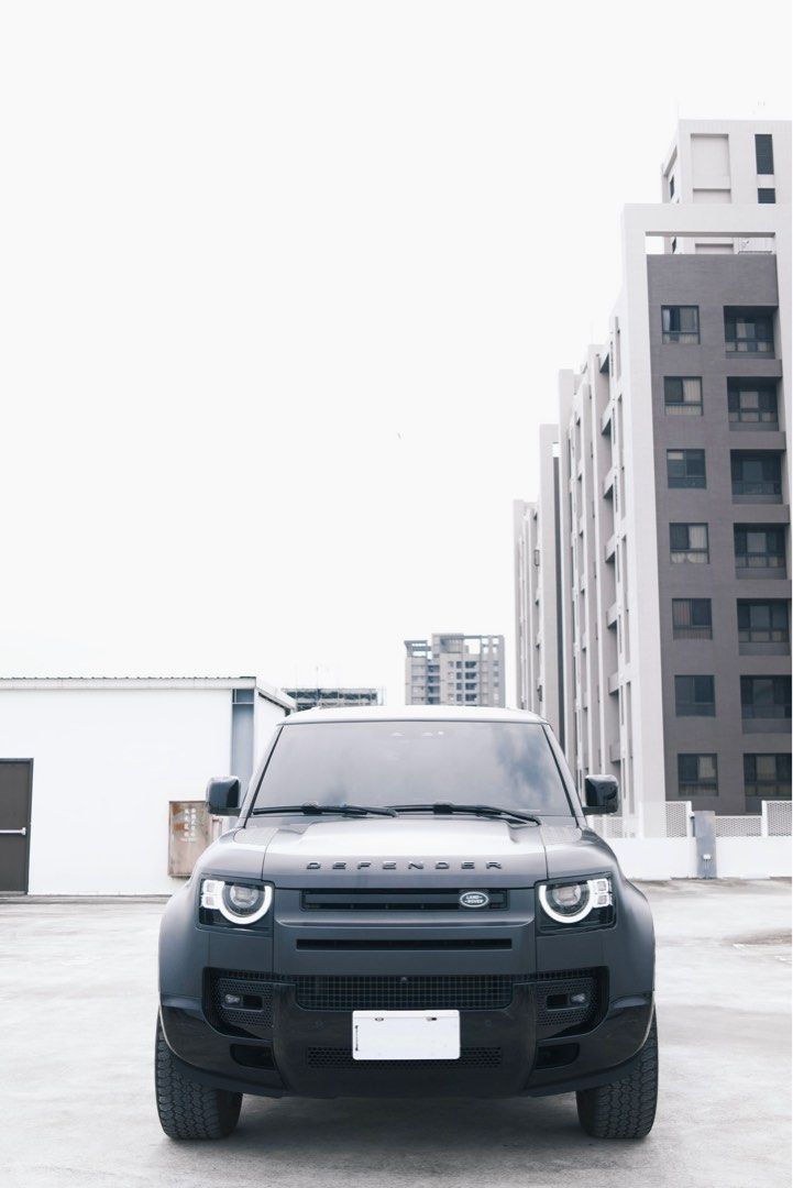 由 oaklee (刊登 ID 1382605604，圖片 2) 提交，位於 彰化縣 (Changhua) 的 Land Rover Defender D250 總代理2023 (類別：汽車出售)，說明：【物件】：Land Rover defender D250 柴油 【顏色】：喀爾巴阡灰 【年份】：2023/02 出廠 【地區】：彰化 員林市看車 【起標/直購金額】：0萬 新台幣 【連絡方式】：留言or私訊 【里程】：5.3萬 公里（一手車全原廠保養） 選配： 1AU（53900元） 電子氣壓懸吊套件（102000元） 5輻 式緞光深灰色輪圈（32900元） 全景式電動玻璃天窗（100200元） 核桃木扶手（16100元） 檀木黑 Morzine 車內頂篷（18100元） ————-— 這台 2023 Defender D250 se柴油 ，對一般人來說，是台休旅車；但對有家庭的爸爸來說，是生活最大的確幸，改組來說，更是一塊好料—內斂、耐操、好搭配，對想瘦身的你來說，洗車時更是最佳的瘦