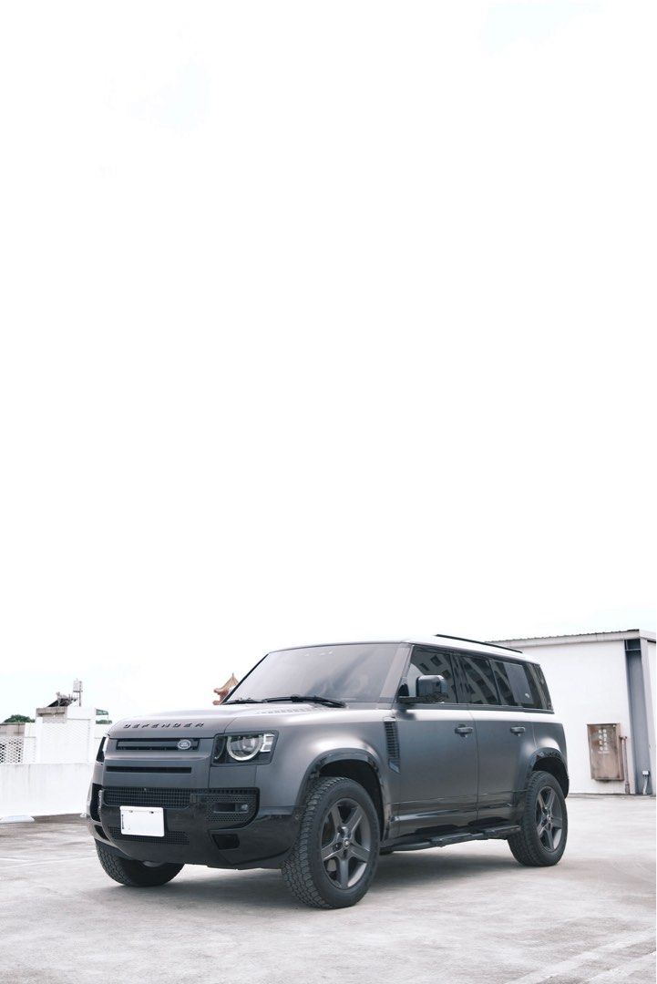由 oaklee (刊登 ID 1382605604，圖片 1) 提交，位於 彰化縣 (Changhua) 的 Land Rover Defender D250 總代理2023 (類別：汽車出售)，說明：【物件】：Land Rover defender D250 柴油 【顏色】：喀爾巴阡灰 【年份】：2023/02 出廠 【地區】：彰化 員林市看車 【起標/直購金額】：0萬 新台幣 【連絡方式】：留言or私訊 【里程】：5.3萬 公里（一手車全原廠保養） 選配： 1AU（53900元） 電子氣壓懸吊套件（102000元） 5輻 式緞光深灰色輪圈（32900元） 全景式電動玻璃天窗（100200元） 核桃木扶手（16100元） 檀木黑 Morzine 車內頂篷（18100元） ————-— 這台 2023 Defender D250 se柴油 ，對一般人來說，是台休旅車；但對有家庭的爸爸來說，是生活最大的確幸，改組來說，更是一塊好料—內斂、耐操、好搭配，對想瘦身的你來說，洗車時更是最佳的瘦