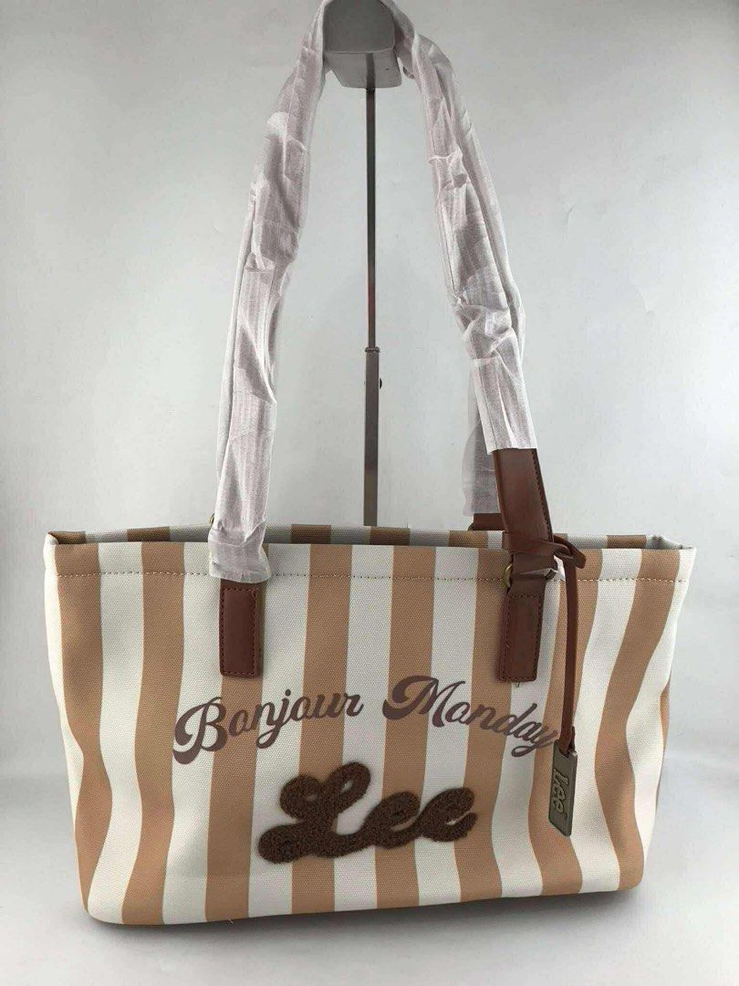 Lee Tote (Category: Luxury Bags & Wallets) located in Pasig City. Submitted by mgmanila (Listing ID 1382682535, Image 2). Description: Lee Tote Dimensions:L 40.5cm x W 13.5cm x H 25cm 1,850 📍 Location: Vmapa Sta. Mesa, Manila ✨ Flexible Payment Options: ✔️ Cash on Pickup via LBC ✔️ Cash on Delivery (COD) via LBC & Lalamove Buy for Me Service ✔️ Online Payments: GCash, Maya, or Bank Transfer ✔️Credit card payments via PAYPAL 🚚 Fast & Reliable Sh