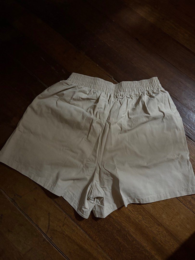 Loose Fit stretchable shorts in khaki (Category: Shorts) located in Los Banos. Submitted by giadelfin (Listing ID 1382614487, Image 1). Description: Size: small to medium High waisted.