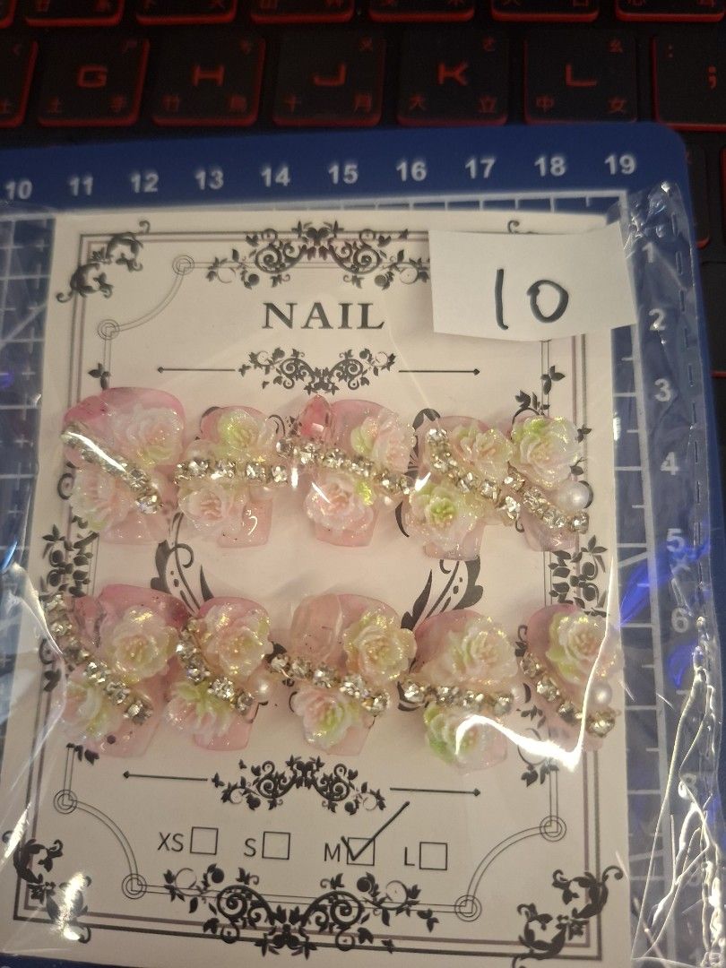由 a78756522029825 (刊登 ID 1382556623，圖片 1) 提交，位於 台中市 (Taichung) 的 M碼穿戴甲 (類別：美甲、手部保養)，說明：因為要搬家 穿戴甲買太多佔空間所以賣出 每種都只有一副 會送一張果凍膠❣️需要近看歡迎私聊。