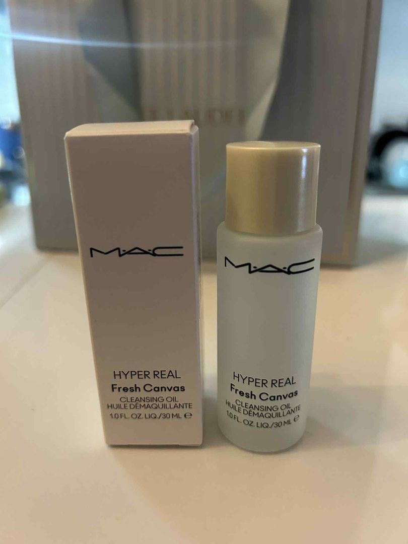 MAC Hyper Real Fresh Canvas Cleansing Oil 30ml (Category: Face Care) located in Manila. Submitted by styledbysha (Listing ID 1382683455, Image 3). Description: A lightweight science-backed oil-based cleansing oil. Helps gently yet effectively remove stubborn makeup pollutants & micro-dust. The cushion-like luxurious texture effortlessly glides on & rinses off skin without leaving a greasy residue. Formulated with resilient & rare Japanese Peony E