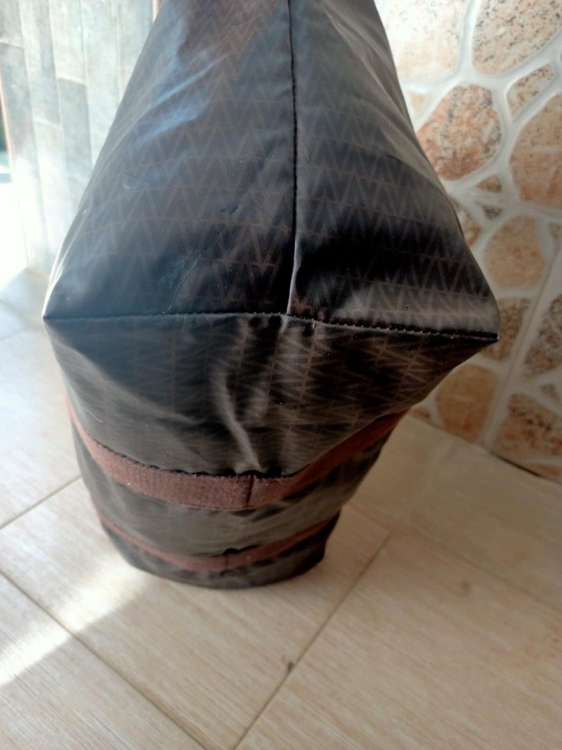 MARIO VALETINO LARGE TOTE BAG (Category: Luxury Bags & Wallets) located in Tagum. Submitted by padaslydia82022 (Listing ID 1382515660, Image 3). Description: .