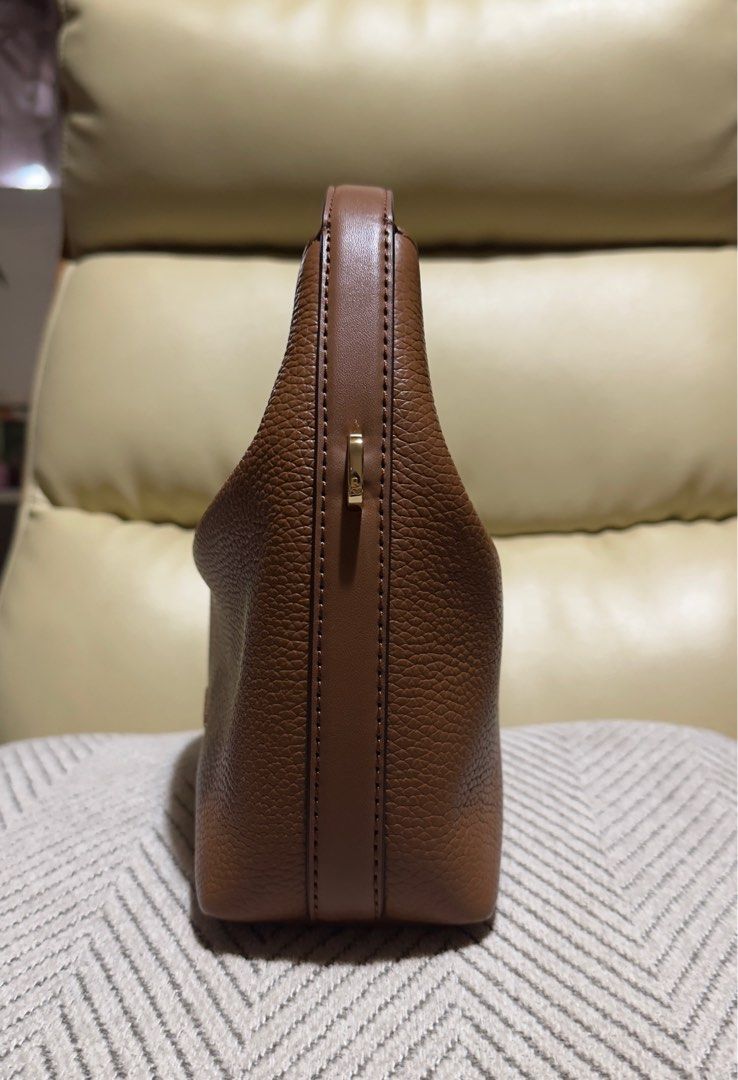 Michael Kors Ember Petite Pebble Brown Bag (Category: Luxury Bags & Wallets) located in Quezon City. Submitted by crissy_08 (Listing ID 1382515235, Image 3). Description: ❤️Perfect for Gala and Events ❤️Fashionable and Very Cutesy!! ❤️Functional with a style ❤️Love this bag but I have to let it go and give it to its 2nd Home ❤️Hand, Shoulder and Crossbody Bag ❤️Authentic 2-Way MK Bag ❤️Used with care, no scratches ❤️Condition: 10/10 ❤️Slightly Ne