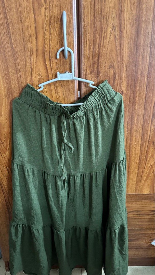 Midi Skirt Army Geeen (Category: Skirts) located in Las Pinas. Submitted by declutterlistings (Listing ID 1382561785, Image 1). Description: Used once.