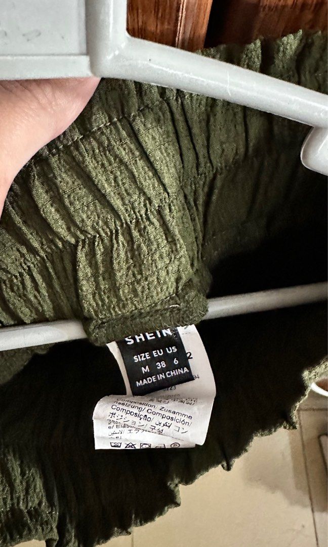 Midi Skirt Army Geeen (Category: Skirts) located in Las Pinas. Submitted by declutterlistings (Listing ID 1382561785, Image 2). Description: Used once.