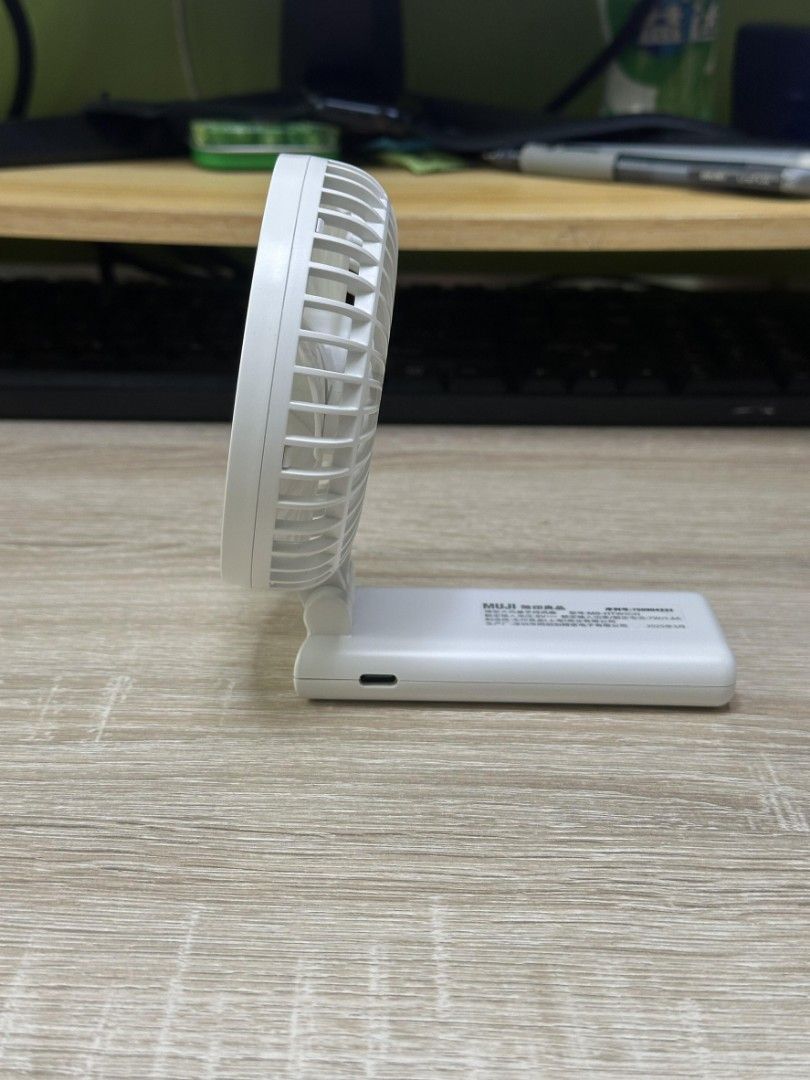 由 en216722772 (刊登 ID 1382585616，圖片 2) 提交，位於 台北市 (Taipei) 的 【MUJI 無印良品】充電式輕巧型隨身風扇 接近新品 (類別：風扇)，說明：🩵蝦 皮：https://lurl.cc/iHT0cg 🩵售價：$39。