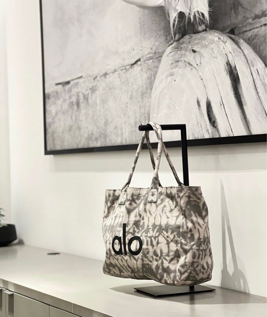 PRE-ORDER ALO YOGA BAG (US-PH) (Category: Luxury Bags & Wallets) located in Quezon City. Submitted by ramosieee (Listing ID 1382649706, Image 1). Description: .
