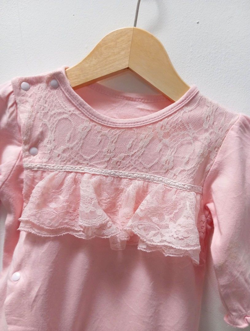 Romper Bayi (6M) / Sleepsuit Bayi / Not Mothercare Juniors Bonds Uniqlo Zara (Kategori: Baju Bayi) berada di Parung. Dikirim oleh little.keiii (ID iklan 1382592864, Gambar 2). Deskripsi: lucu bgt ada ruffle brukatnya mom.