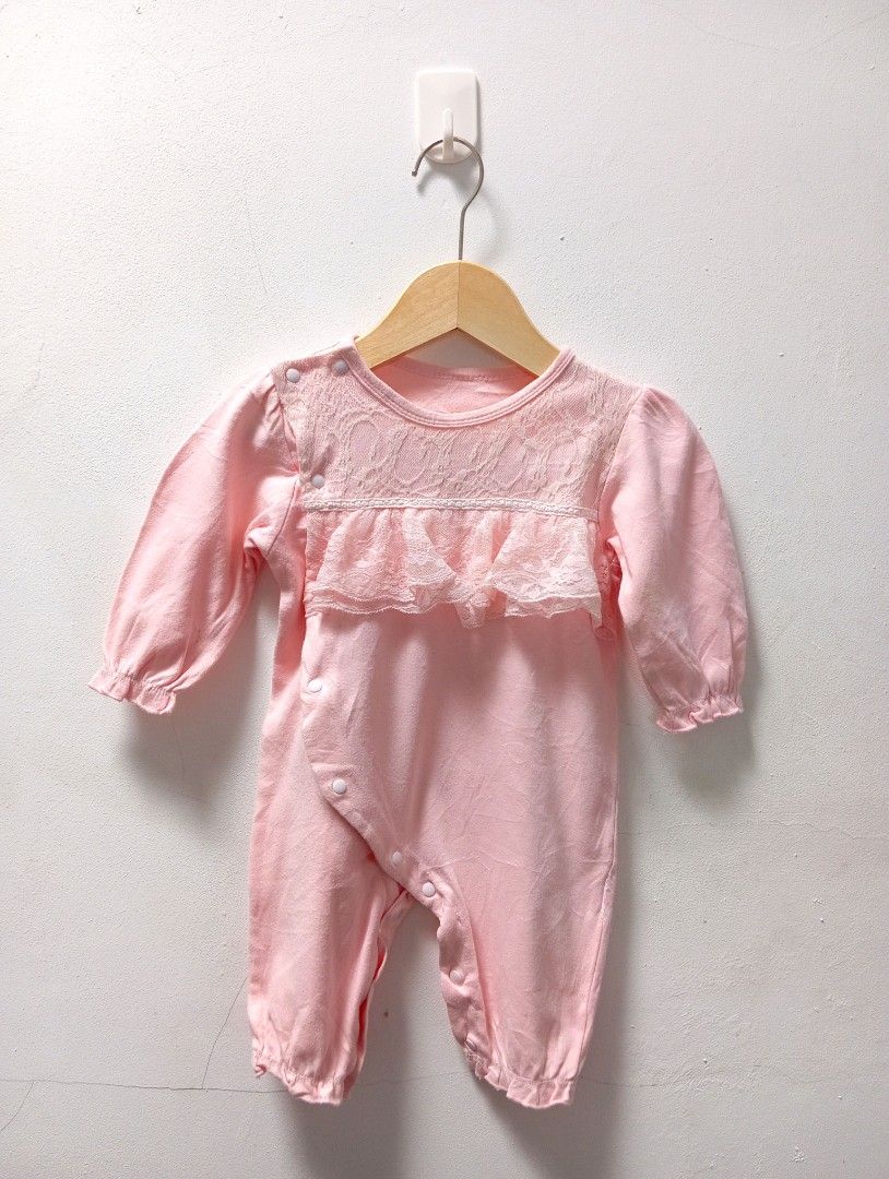 Romper Bayi (6M) / Sleepsuit Bayi / Not Mothercare Juniors Bonds Uniqlo Zara (Kategori: Baju Bayi) berada di Parung. Dikirim oleh little.keiii (ID iklan 1382592864, Gambar 1). Deskripsi: lucu bgt ada ruffle brukatnya mom.