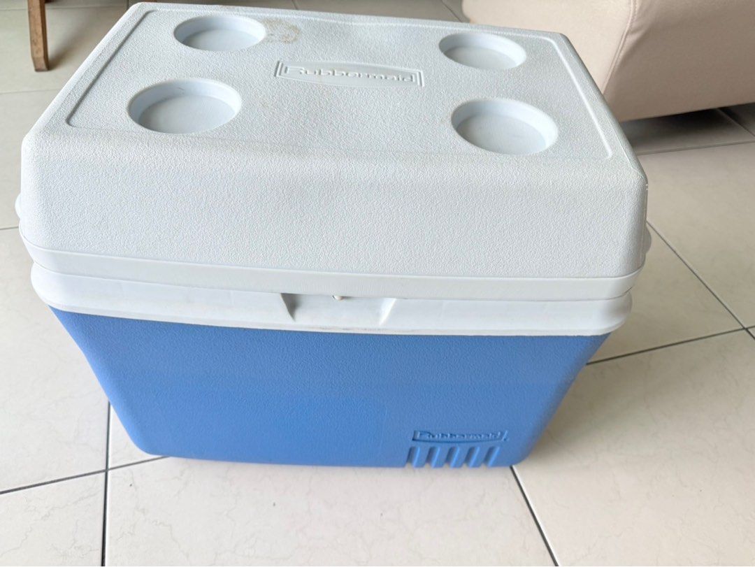 由 neko12345 (刊登 ID 1382537797，圖片 1) 提交，位於 高雄市 (Kaohsiung) 的 Rubbermaid攜帶式保冷箱 便攜保冷冰桶（保冰箱 保溫箱 保鮮箱 手提式釣魚箱 露營野餐） (類別：戶外家具)，說明：Rubbermaid 美國製品牌冰桶 長寬高約49*30*25.5公分。