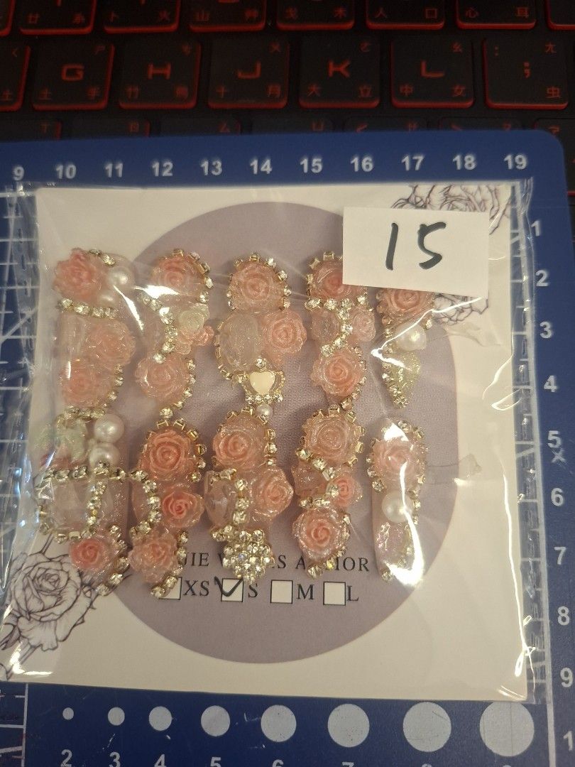 由 a78756522029825 (刊登 ID 1382557431，圖片 1) 提交，位於 台中市 (Taichung) 的 S碼穿戴甲 (類別：美甲、手部保養)，說明：因為要搬家 穿戴甲買太多佔空間所以賣出 每種都只有一副 會送一張果凍膠❣️需要近看歡迎私聊。