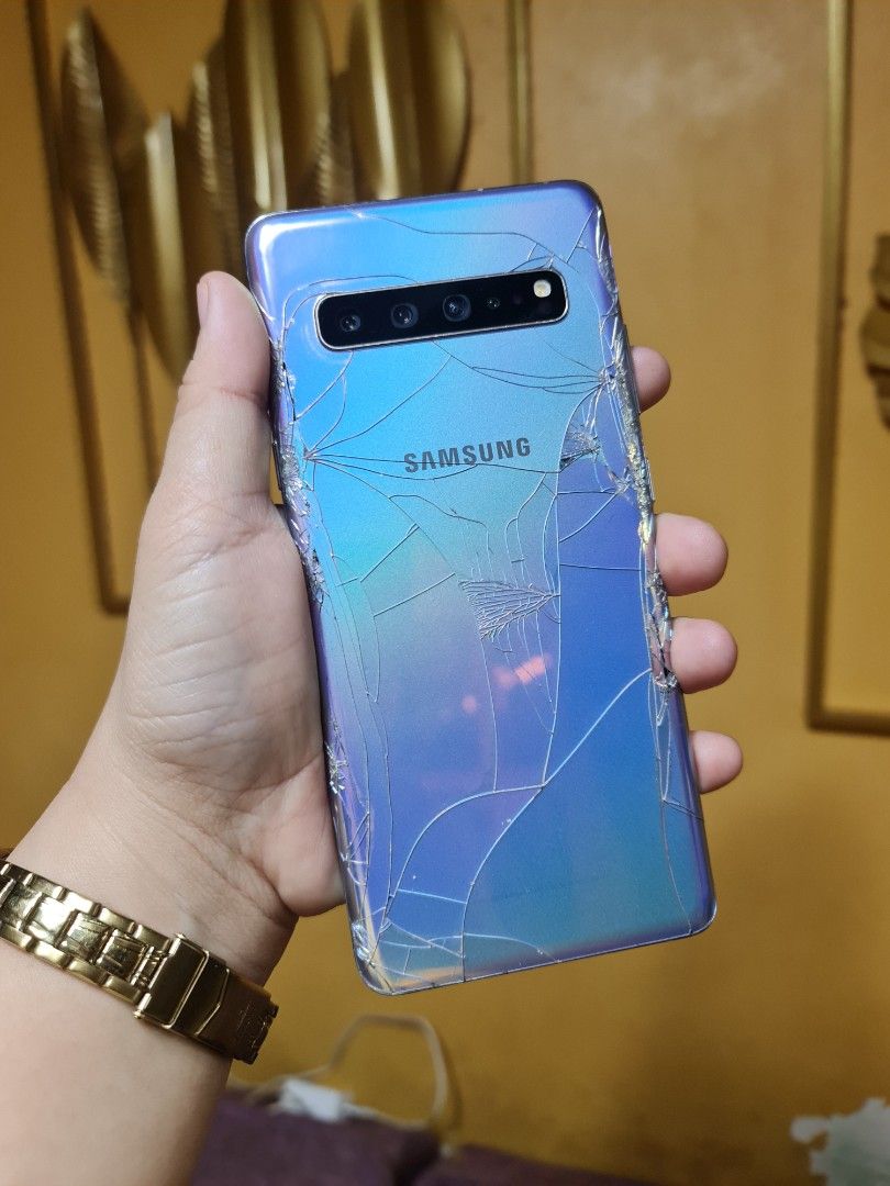 SAMSUNG GALAXY S10 5G (Category: Samsung) located in Manila. Submitted by missbrown_000 (Listing ID 1382567979, Image 2). Description: For Sale Samsung Galaxy S10 5G 8/256gb Unit and 2 case only Issue kita pics broken back glass bilhan nyo nlng po sa orange app 200 lang hindi ko na kasi naasikaso Super linaw both cam RFS upgrade Location Lower Antipolo.