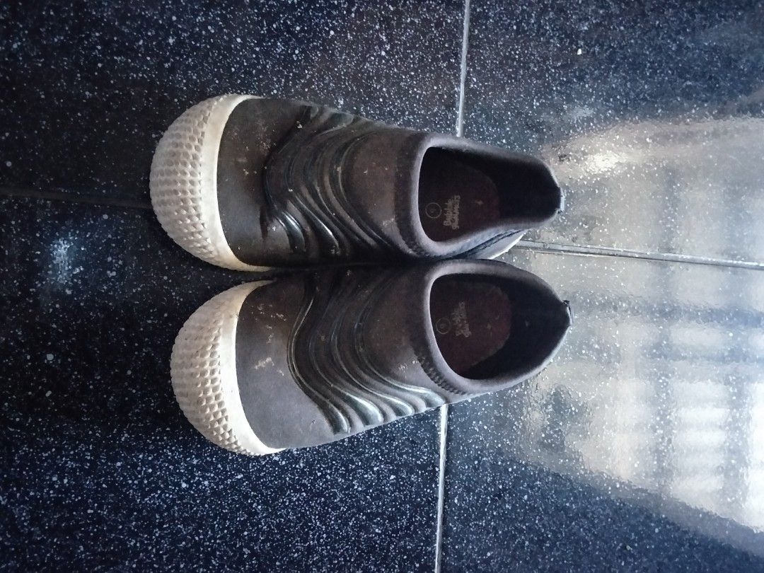Sepatu anak (Kategori: Orang Tua, Bayi & Anak - Lainnya) berada di Gowa. Dikirim oleh second_branded26 (ID iklan 1382543472, Gambar 1). Deskripsi: masih sangat bagus butuh laundry saja muat untuk anak 3 sampai 4 thn.