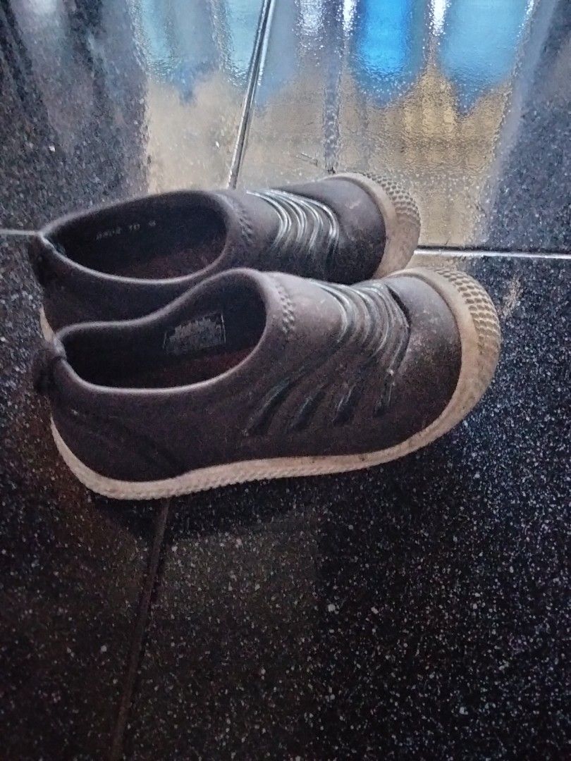 Sepatu anak (Kategori: Orang Tua, Bayi & Anak - Lainnya) berada di Gowa. Dikirim oleh second_branded26 (ID iklan 1382543472, Gambar 2). Deskripsi: masih sangat bagus butuh laundry saja muat untuk anak 3 sampai 4 thn.