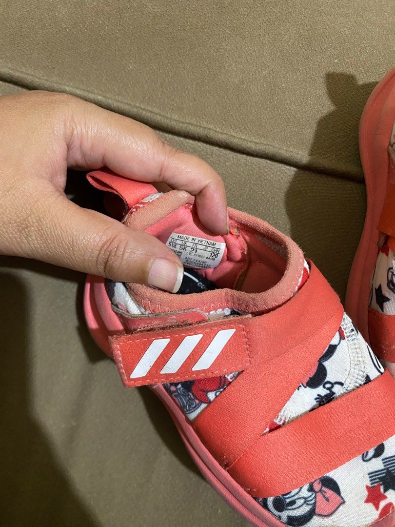 Sepatu anak Adidas Disney (Kategori: Baju Bayi) berada di Bekasi. Dikirim oleh inha_martina92 (ID iklan 1382636582, Gambar 2). Deskripsi: Brand : Adidas x Disney Size : 21/5.5 Insole : 12cm.