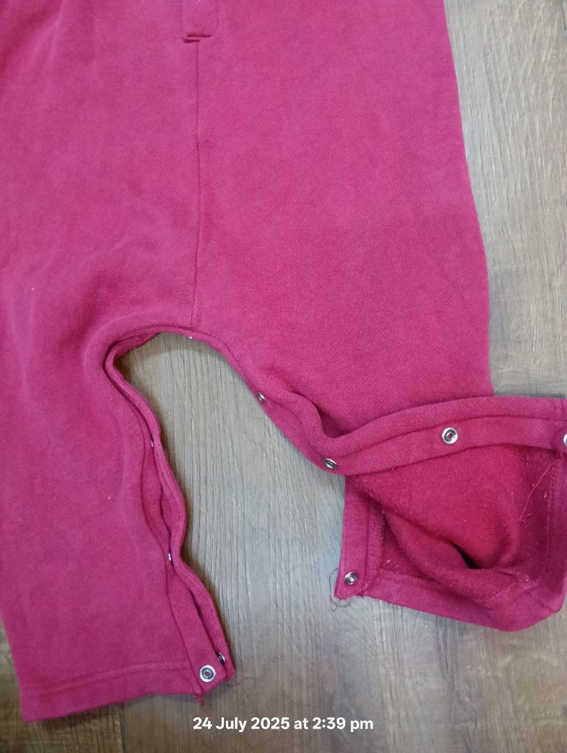 Sleepsuit 18-24 (Category: Babies & Kids Fashion) located in Kuala Lumpur. Submitted by ibufauz (Listing ID 1382558848, Image 3). Description: Material jenis tebal, warna slightly different dlm gmbr nmpk merah in real warna merah hati. gambar pooh sulam.