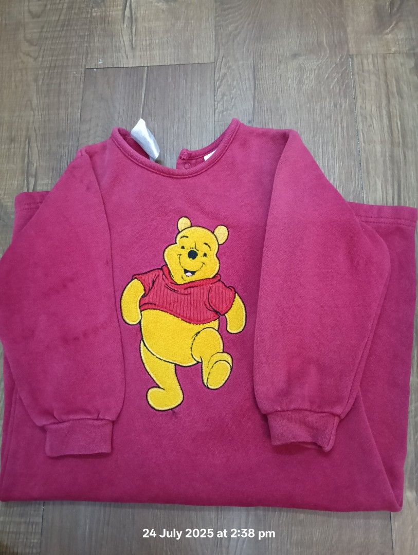 Sleepsuit 18-24 (Category: Babies & Kids Fashion) located in Kuala Lumpur. Submitted by ibufauz (Listing ID 1382558848, Image 1). Description: Material jenis tebal, warna slightly different dlm gmbr nmpk merah in real warna merah hati. gambar pooh sulam.