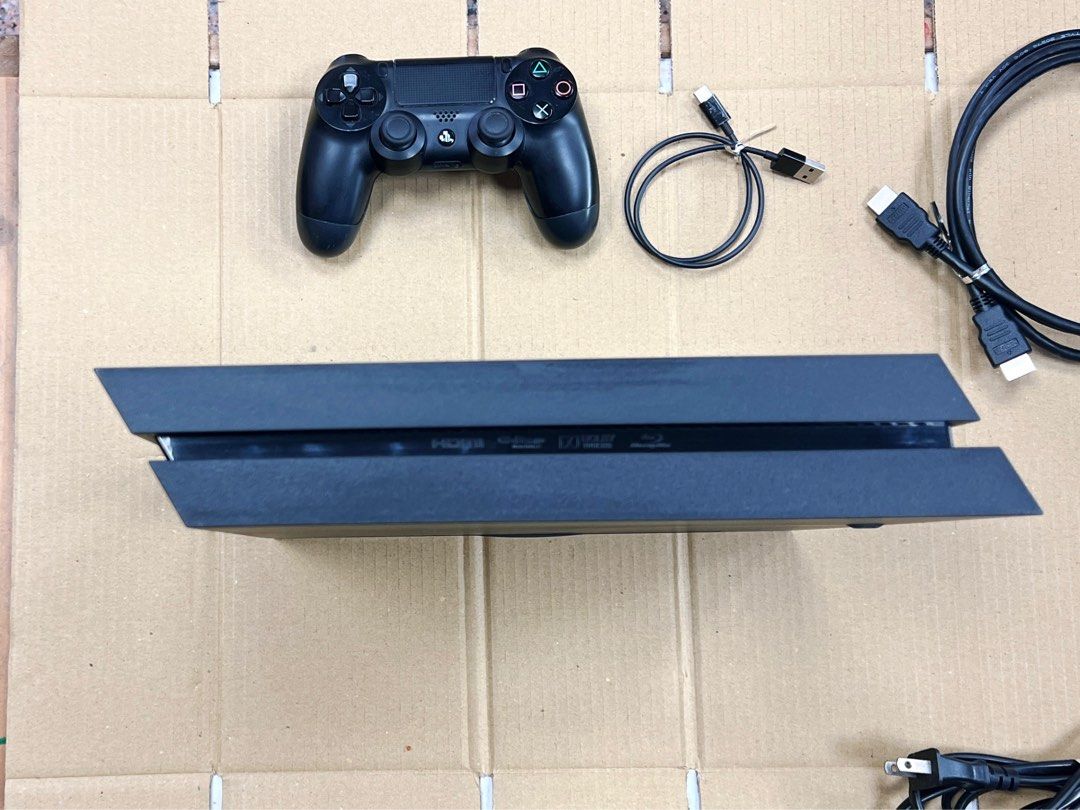 由 mina520530 (刊登 ID 1382620889，圖片 3) 提交，位於 台中市 (Taichung) 的 SONY PS4 遊戲主機 500GB 極致黑 CUH-1207A 台灣公司貨 (類別：PlayStation)，說明：SONY PS4 遊戲主機 500GB 極致黑 CUH-1207A 台灣公司貨 無盒裝附配件（9成新） 【 可用舊機貼換折抵 】 【 高價收購中古/二手機 】 面交地點：台中逢甲大學附近 本商品標準配備: 主機1台 遊戲把手1支 手把充電線 1條 電源線1條 HDMI線1條 。