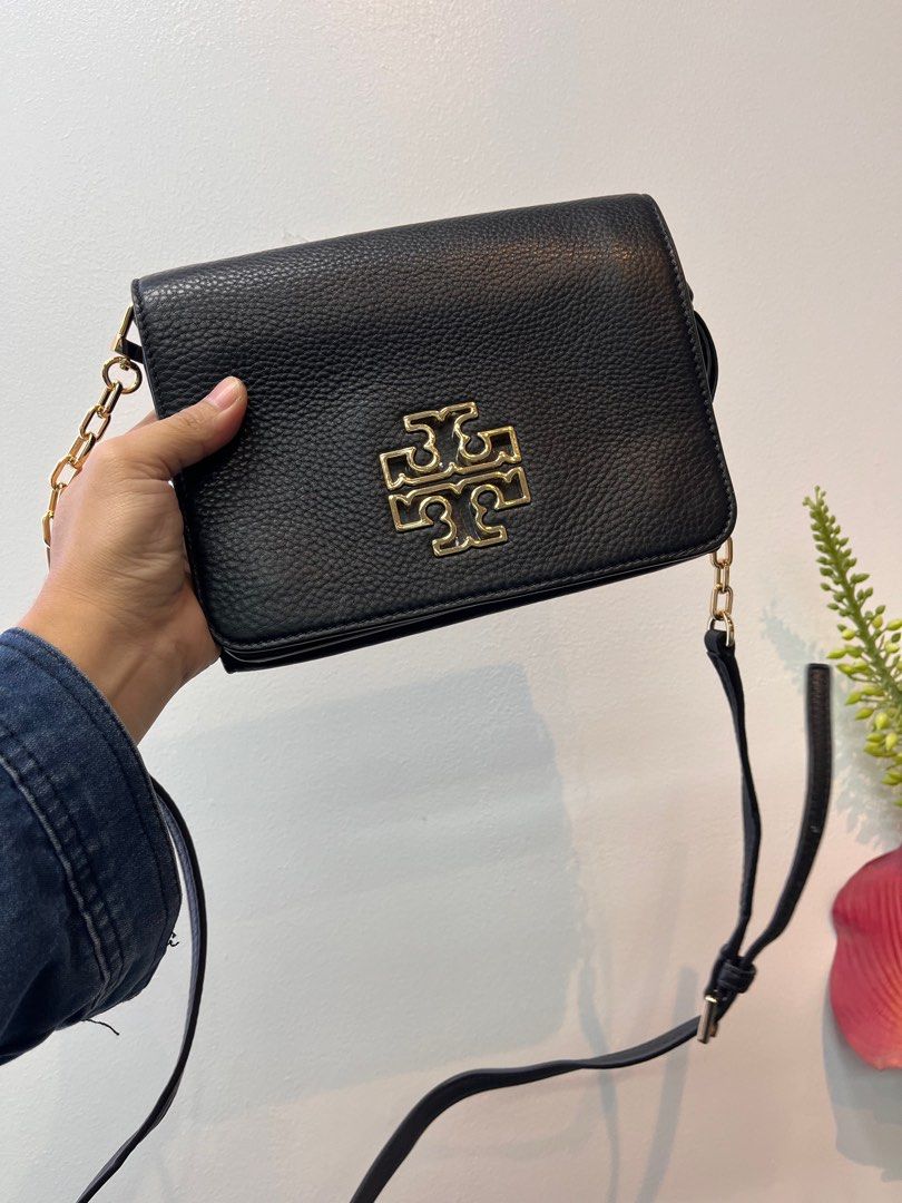 Tory Burch Britten Black Flap Crossboday Bag (Category: Luxury Bags & Wallets) located in Taguig. Submitted by mhalet.902 (Listing ID 1382599359, Image 1). Description: Inclusion : Original Dust Bag Details item description: the item has dents on the hardware..