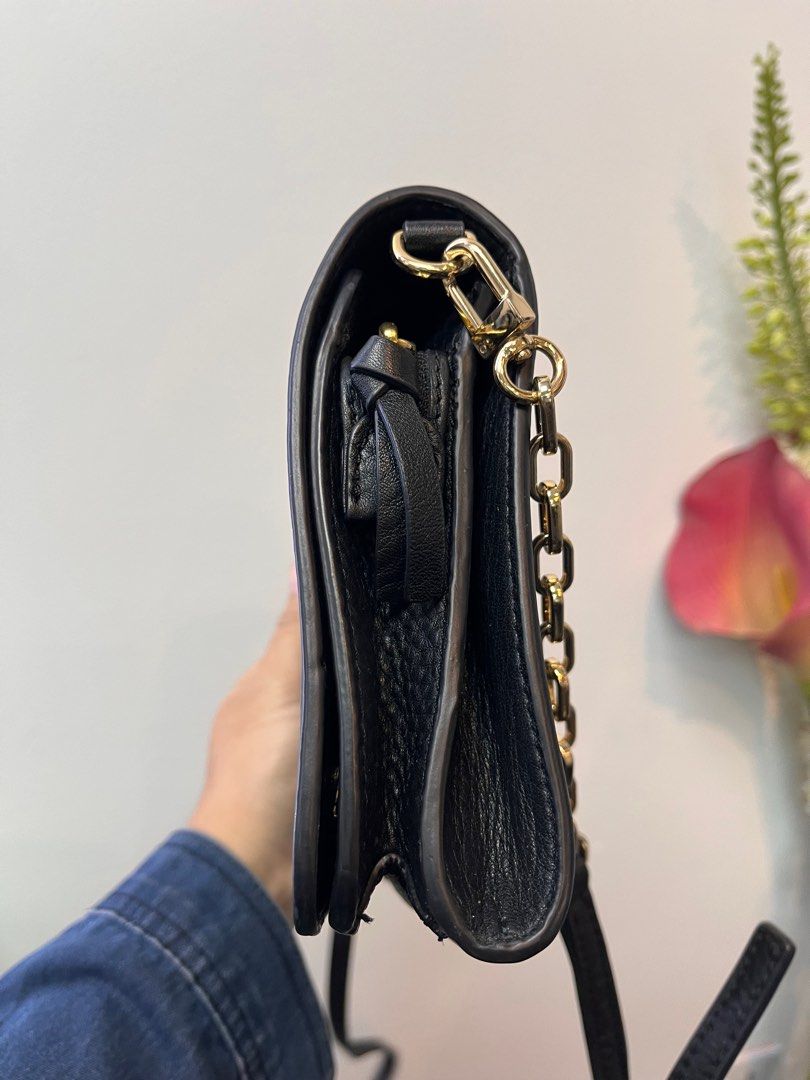 Tory Burch Britten Black Flap Crossboday Bag (Category: Luxury Bags & Wallets) located in Taguig. Submitted by mhalet.902 (Listing ID 1382599359, Image 2). Description: Inclusion : Original Dust Bag Details item description: the item has dents on the hardware..