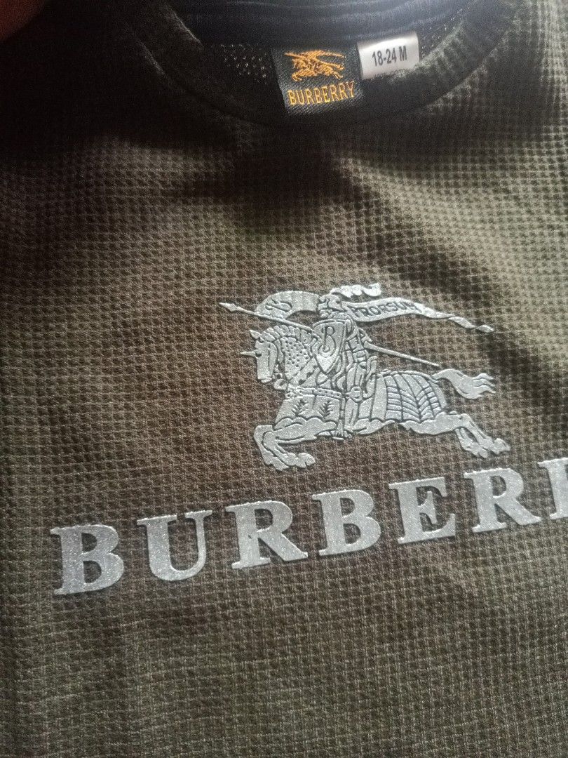 Tshirts burberry hijau army (Category: Babies & Kids Fashion) located in Kuala Lumpur. Submitted by prelovedbyfaa11 (Listing ID 1382599097, Image 2). Description: tag 18-24m tapi cutting untuk 2-3tahun sama cutting dengan varsace.baju tk pernah pakai....