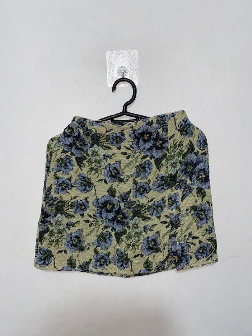 Vintage Floral Print Skirt (Category: Skirts) located in Manila. Submitted by declutterwithbei (Listing ID 1382552995, Image 1). Description: ✨ Never used ✨ Fits XS-S ✨ Medyo stretchable ✨ Makapal tela same as Lovito ✨ RFS: don’t need; decluttering .