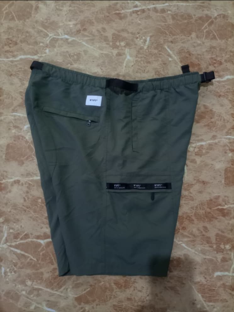 Wtaps utility short (Category: Activewear) located in Sipalay. Submitted by boldowl.e4f283 (Listing ID 1382566194, Image 1). Description: like new condition waisteline:32-34 lenght:19 color rate 9.8/10 no issue.