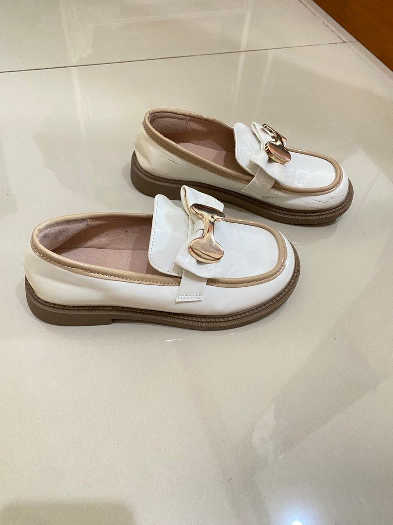 Yongkid shoes (Kategori: Orang Tua, Bayi & Anak - Lainnya) berada di Surabaya. Dikirim oleh putriliya1984 (ID iklan 1382530509, Gambar 2). Deskripsi: Dipakai masih sangat bagus tidak ada deffect , bhan kulit asli sampai dalam , bekas pemakaian sangat wajar Video bisa cek di ig andriani_mrs.