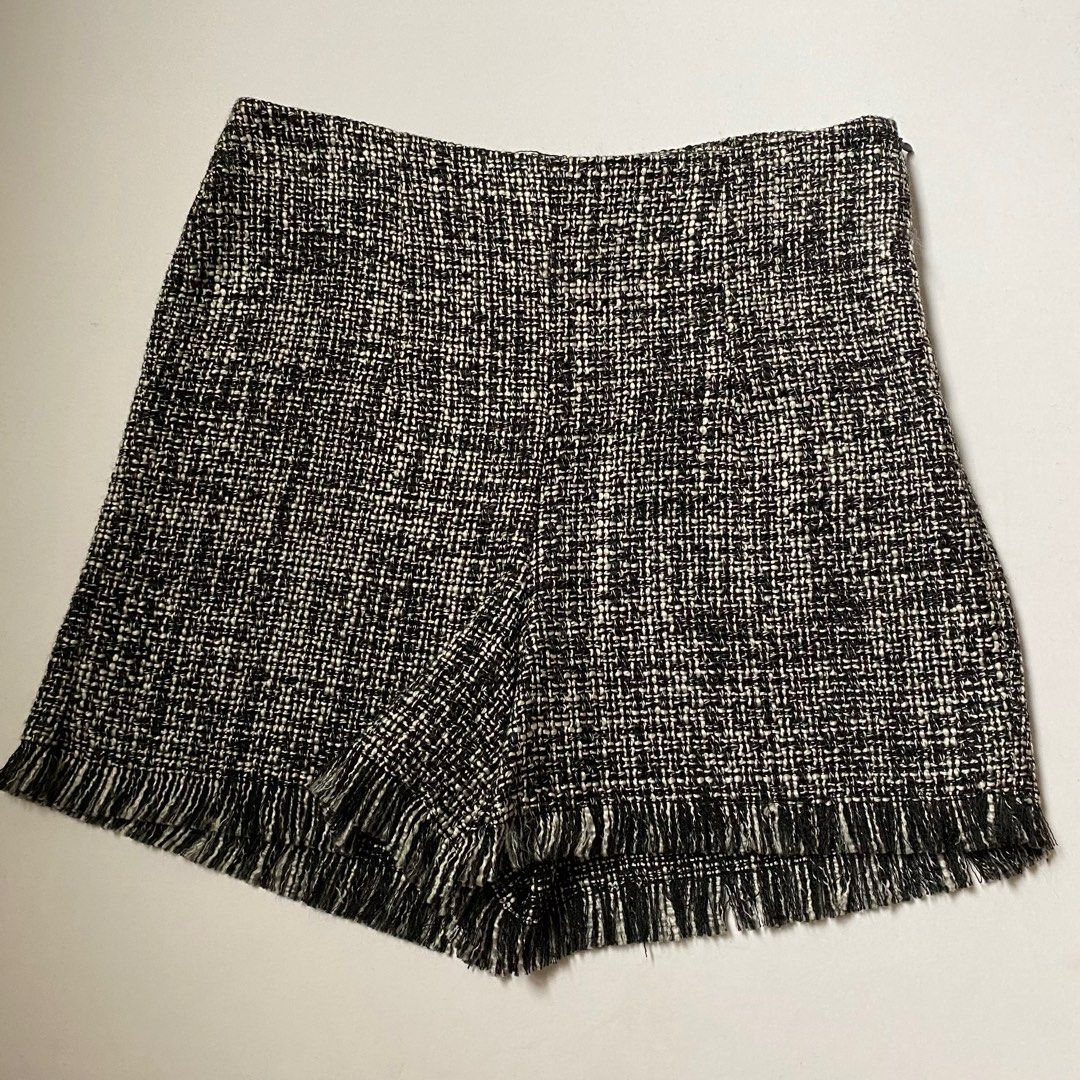 Zara black & white knit shorts (Category: Shorts) located in Malabon City. Submitted by a_closet (Listing ID 1382498870, Image 1). Description: Zara Knit shorts With zipper .