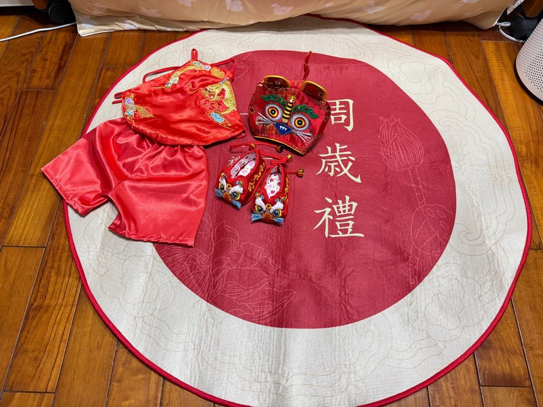 由 simona94134-914 (刊登 ID 1382869054，圖片 1) 提交，位於 高雄市 (Kaohsiung) 的 傳統抓周道具28件➕佈置 (類別：嬰兒玩具)，說明：傳統抓周道具 整組出售（只使用一次） 🩵傳統抓周道具：28樣抓周道具 🩵抓周背景佈置 🩵地毯 🩵聰明門（有2支蔥） 🩵虎帽（有尾巴） 🩵虎衣（緊緻刺繡款） 🩵虎褲➕虎鞋（有鈴鐺） 🩵紅龜（有2個） 🩵🍗➕🍎➕蔥➕芹菜➕🧄➕🥜➕元寶 整組出售。